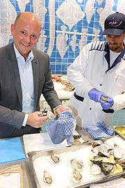 Christian Horaczek (li) von der Geschäftsleitung der Frischeparadies-Gruppe beim Austernöffnen (©Foto:  Martin Schmitz)